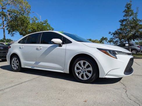 Used 2021 Toyota Corolla LE FWD image 2