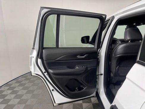 Used 2023 Jeep Grand Cherokee Altitude image 37