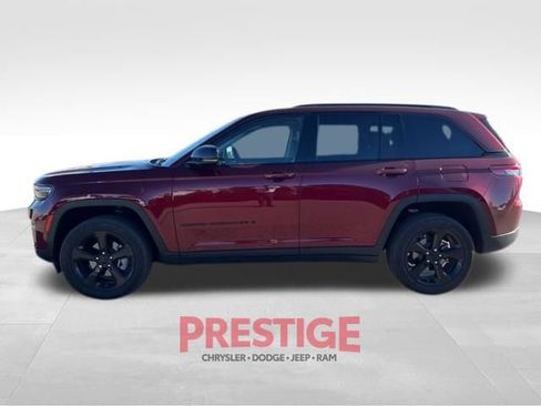 Used 2023 Jeep Grand Cherokee Limited w/ Black Appearance Package image 10
