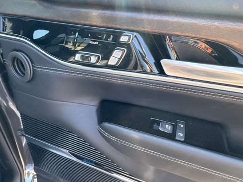 Used 2025 Jeep Grand Wagoneer 4WD image 17