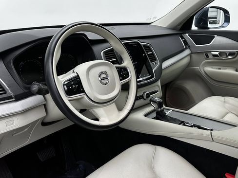Used 2022 Volvo XC90 T5 Momentum image 10