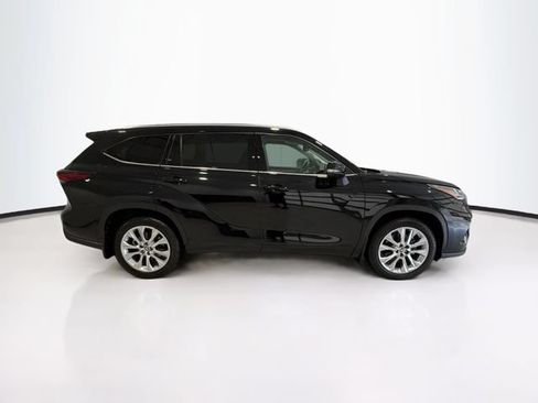 Certified 2025 Toyota Highlander Limited AWD/4WD image 7