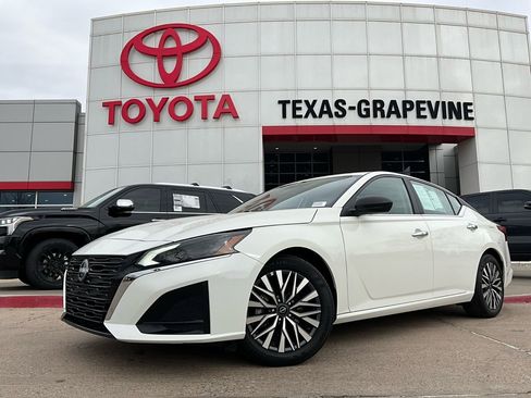 Used 2025 Nissan Altima 2.5 SV image 2