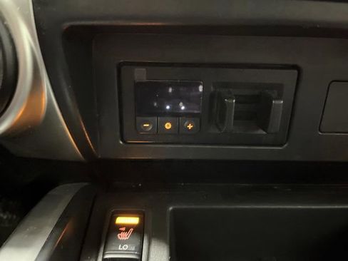 Used 2020 Nissan Titan SV w/ SV Convenience Package image 25