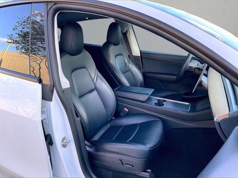 Used 2022 Tesla Model Y Long Range image 9