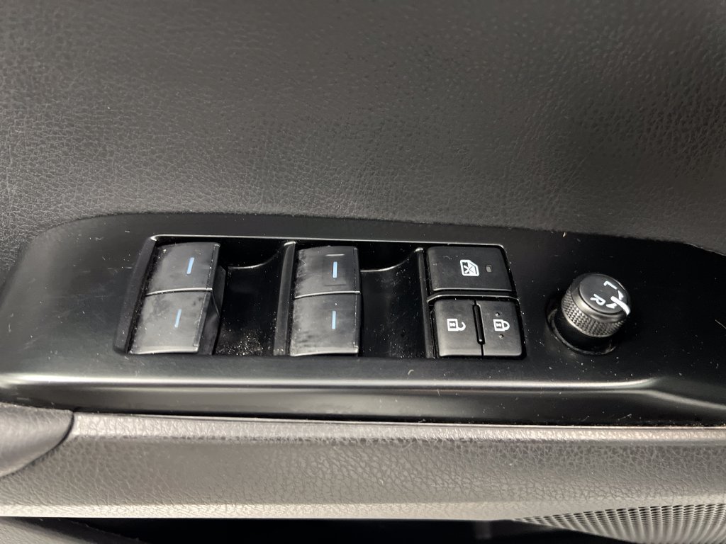 Used 2025 Toyota Camry SE FWD image 15