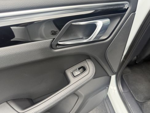 Certified 2023 Porsche Macan AWD/4WD image 24