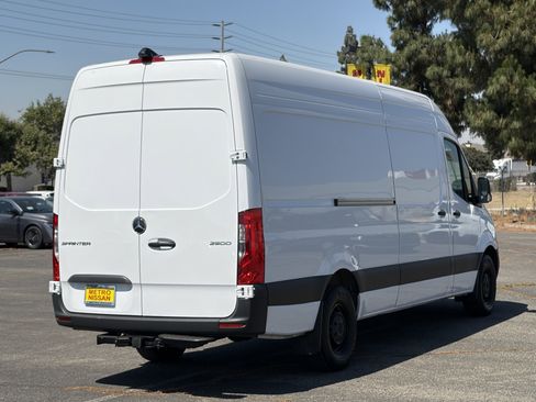 Used 2025 Mercedes-Benz Sprinter 2500 image 3
