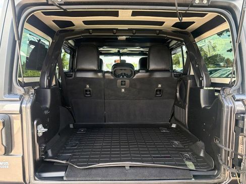 Used 2019 Jeep Wrangler Unlimited Rubicon w/ Cold Weather Group AWD/4WD image 18