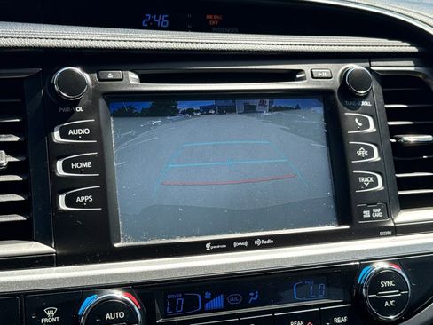 Used 2019 Toyota Highlander SE AWD/4WD image 25
