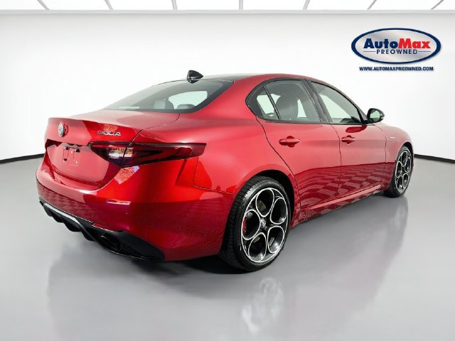 Used 2023 Alfa Romeo Giulia Veloce AWD/4WD image 2
