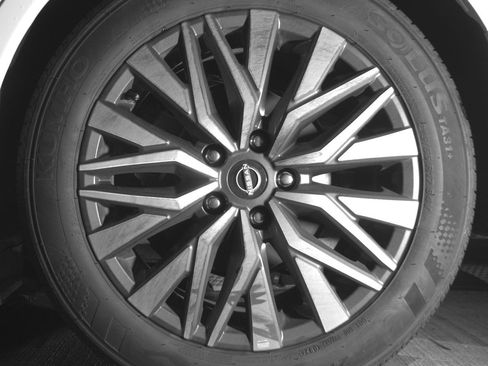Used 2025 Nissan Altima 2.5 SV FWD image 14