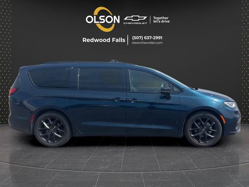 Used 2025 Chrysler Pacifica Limited FWD image 6