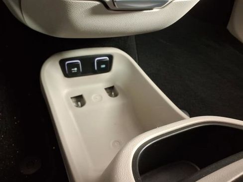 Used 2017 Chrysler Pacifica Touring-L Plus w/ Tire & Wheel Group FWD image 25