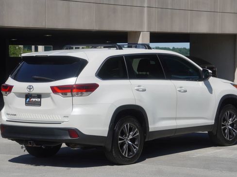 Used 2019 Toyota Highlander LE AWD/4WD image 18