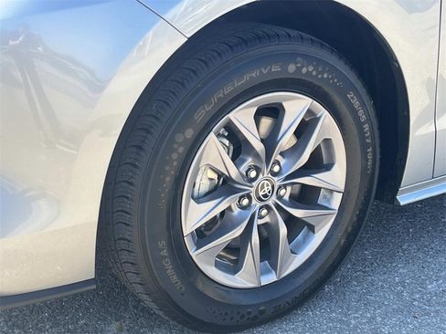 Used 2024 Toyota Sienna XLE image 9