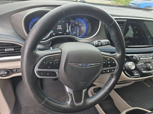 Used 2021 Chrysler Pacifica Touring-L FWD image 18