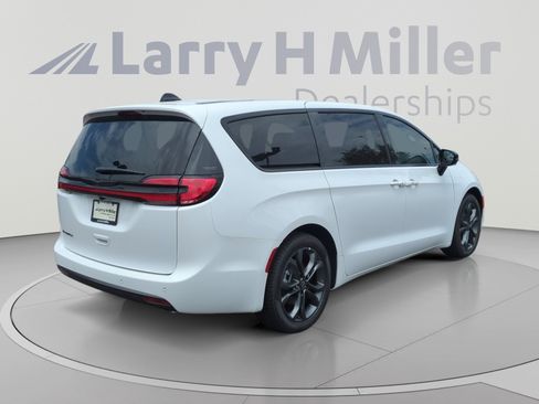 New 2026 Chrysler Pacifica Select FWD image 5