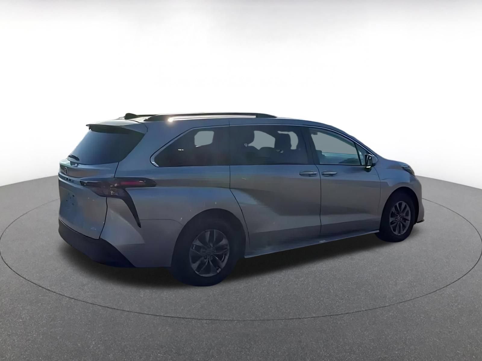 Used 2025 Toyota Sienna XLE FWD image 10