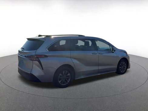 Used 2025 Toyota Sienna XLE FWD image 10