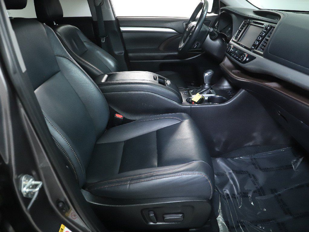 Used 2019 Toyota Highlander XLE FWD image 35