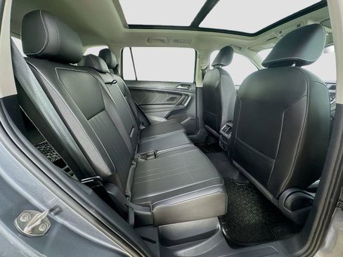 Used 2022 Volkswagen Tiguan SE w/ Panoramic Sunroof Package image 33