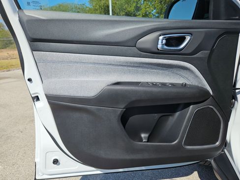 New 2026 Jeep Compass Latitude image 11