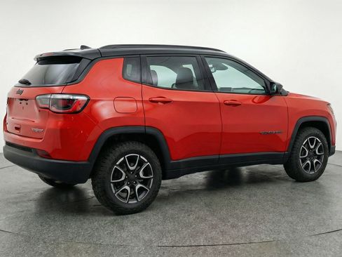 Used 2025 Jeep Compass Trailhawk AWD/4WD image 9