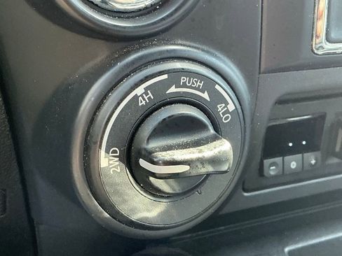 Used 2019 Nissan Titan SL w/ Midnight Edition image 37