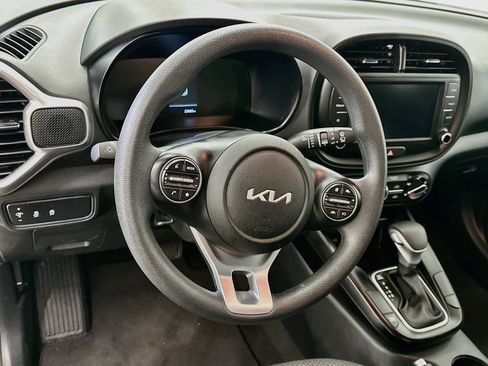 Used 2025 Kia Soul LX w/ LX Technology Package FWD image 18