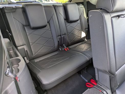 Used 2025 Volkswagen Atlas SE image 29