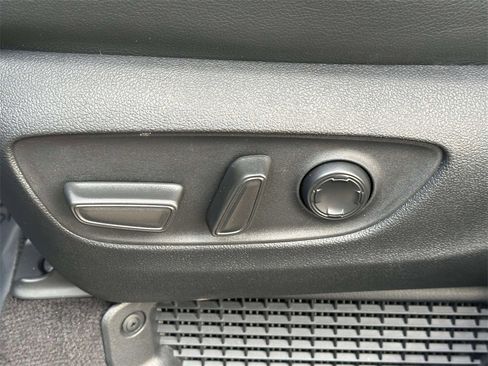 Used 2025 Toyota Sienna Platinum image 24