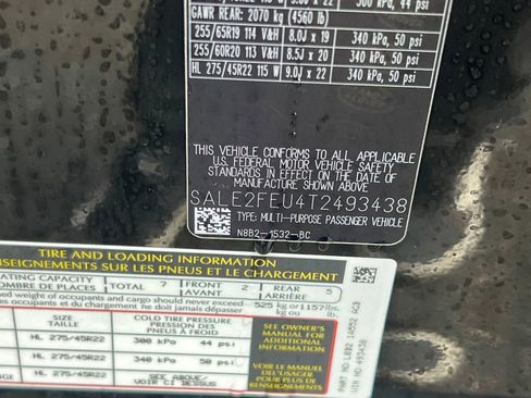 New 2026 Land Rover Defender 130 X-Dynamic SE image 32