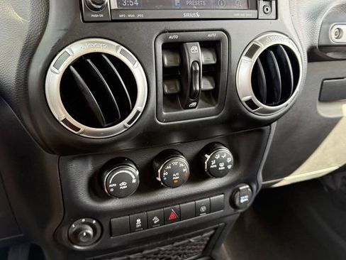 Used 2015 Jeep Wrangler Unlimited Rubicon w/ Connectivity Group image 20