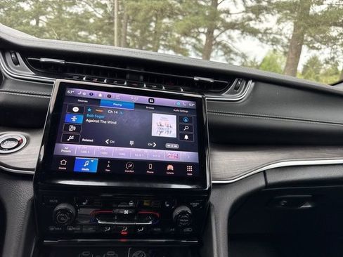 Used 2024 Jeep Grand Cherokee Limited image 47