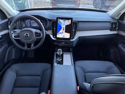 Used 2025 Volvo XC90 B6 Plus image 16