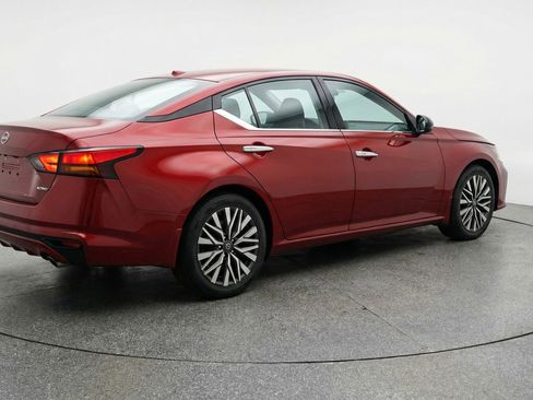 Used 2025 Nissan Altima 2.5 SV image 9