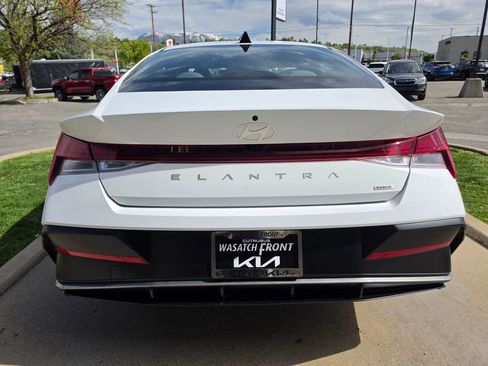 Used 2025 Hyundai Elantra Limited FWD image 6