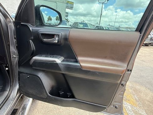 Used 2017 Toyota Tacoma Limited w/ Tow Package AWD/4WD image 17