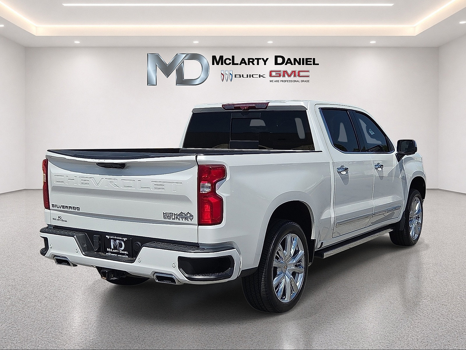 Used 2023 Chevrolet Silverado 1500 High Country w/ High Country Premium Package AWD/4WD image 14