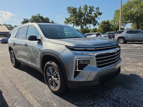 Used 2025 Chevrolet Traverse LT FWD image 2