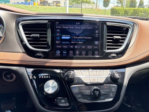Used 2020 Chrysler Pacifica Limited w/ Tire & Wheel Group FWD image 28