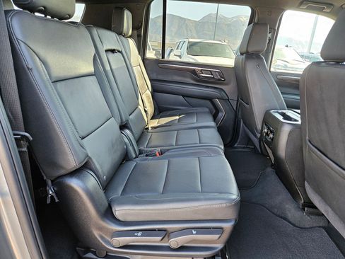 Used 2025 Chevrolet Suburban Z71 AWD/4WD image 30