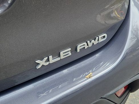 Used 2022 Toyota Highlander XLE AWD/4WD image 11