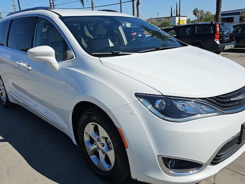 Used 2018 Chrysler Pacifica Touring-L FWD image 1