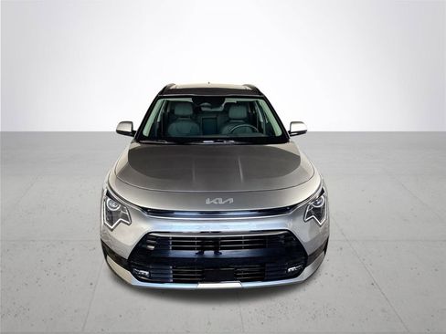 Used 2024 Kia Niro EX Touring image 3