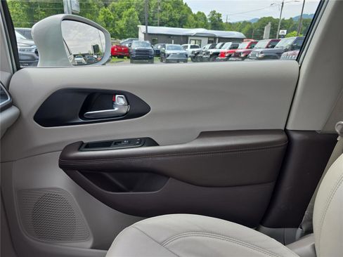 Used 2020 Chrysler Pacifica Touring-L FWD image 22