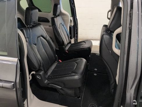 Used 2023 Chrysler Pacifica Touring-L FWD image 31