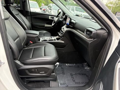 Used 2024 Ford Explorer XLT w/ Equipment Group 202A RWD image 17