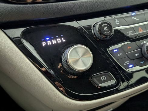 Used 2017 Chrysler Pacifica Touring-L image 21